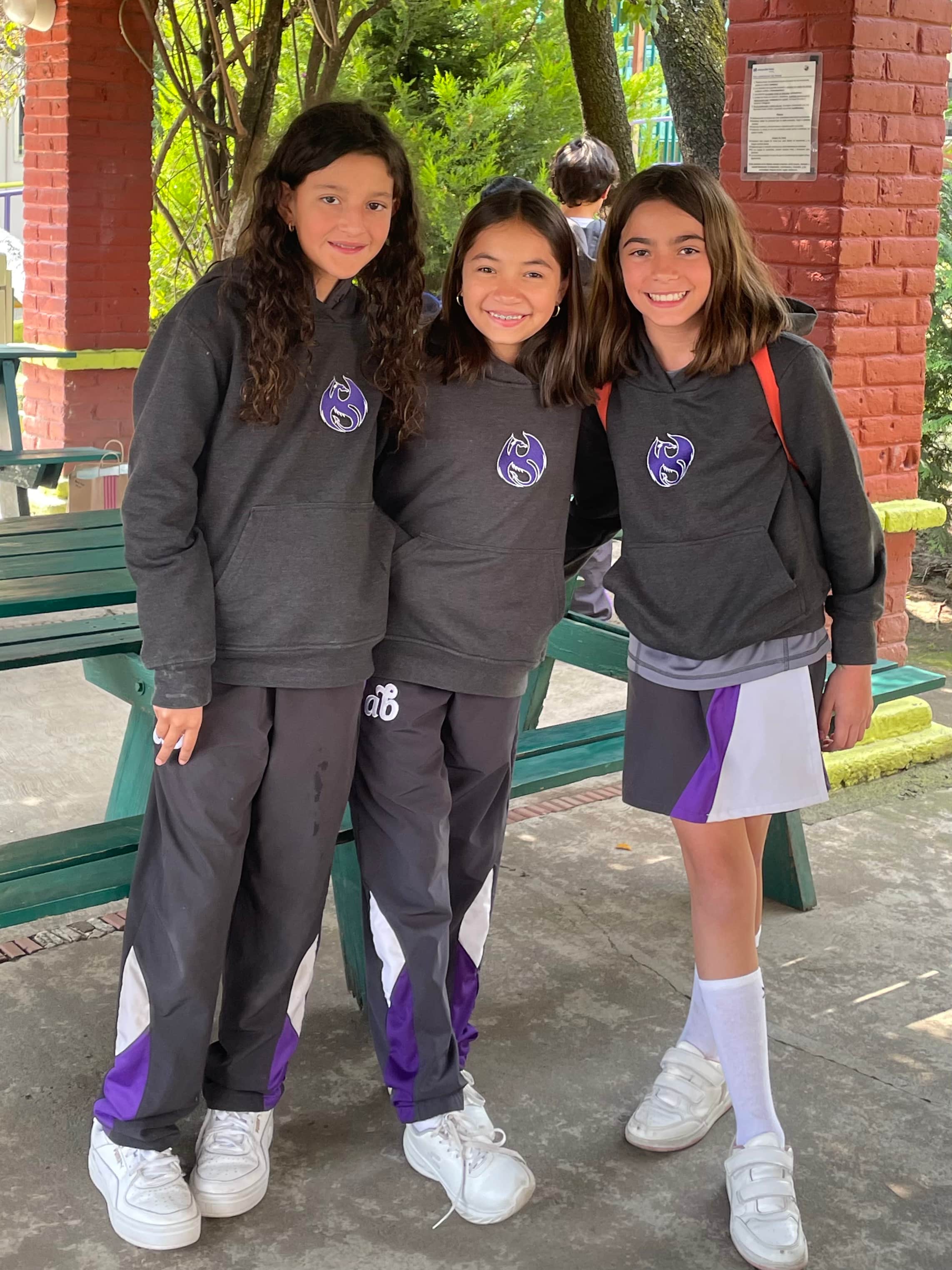Alumnas del colegio en el patio del Colegio Alexander Bain